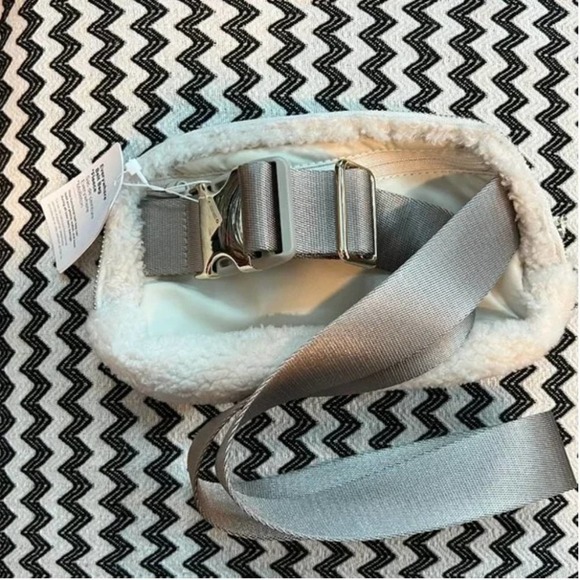 NWT OG GOLD hardware Light Ivory Sherpa OG Fleece Everywhere Belt Bag - Picture 6 of 11
